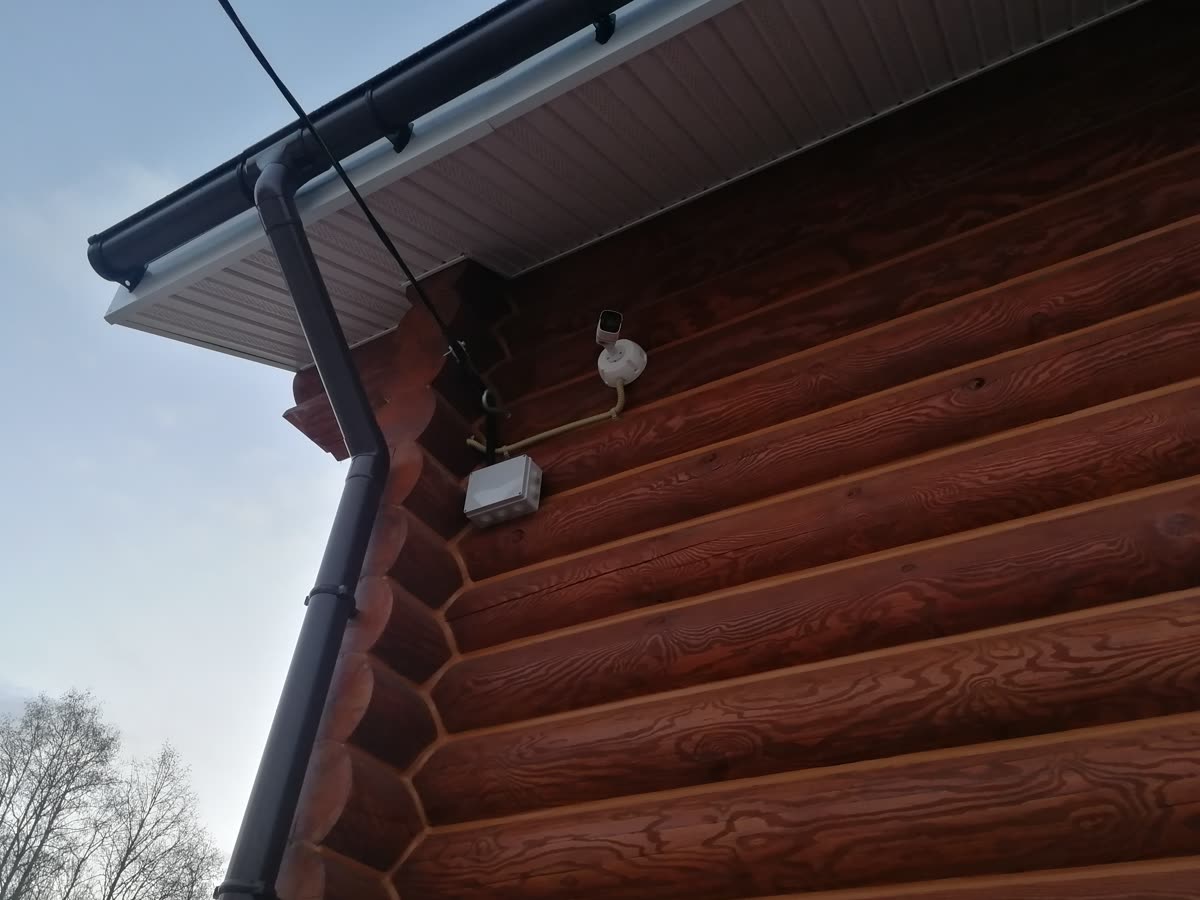 Оборудование интернета на стене дома
