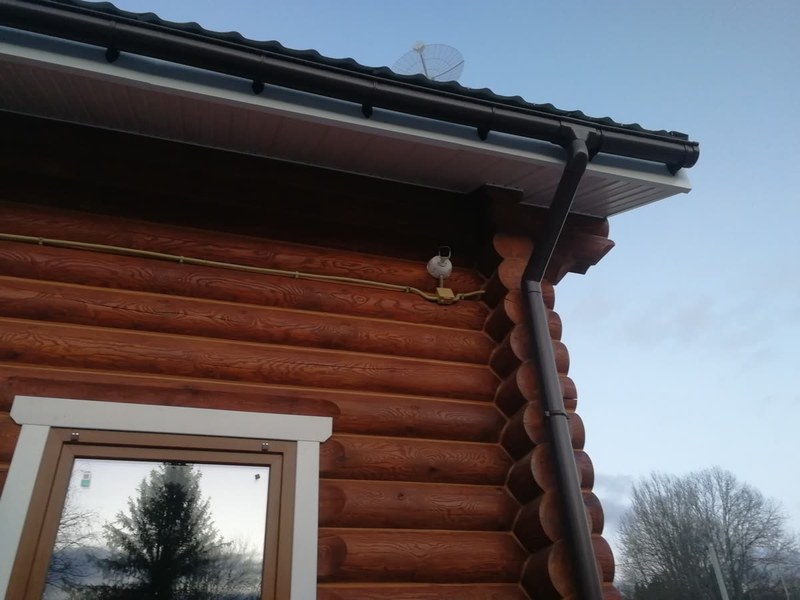Камера и антенна на загородном объекте