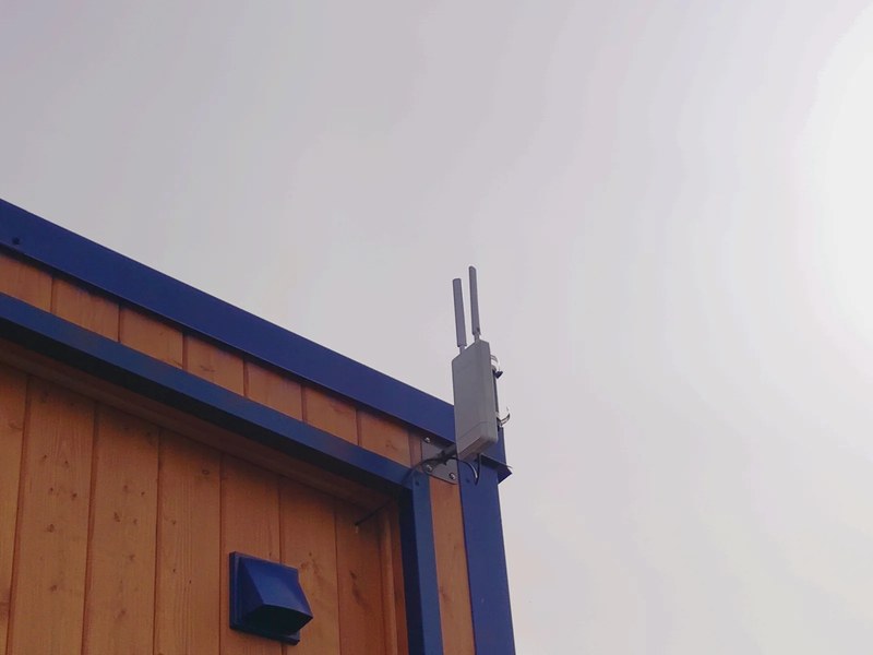 Уличная точка доступа Wi-Fi на фасаде